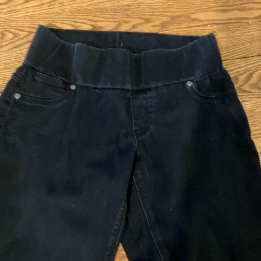 Cute black skinny legs with elastic waist and zips on bottoms!